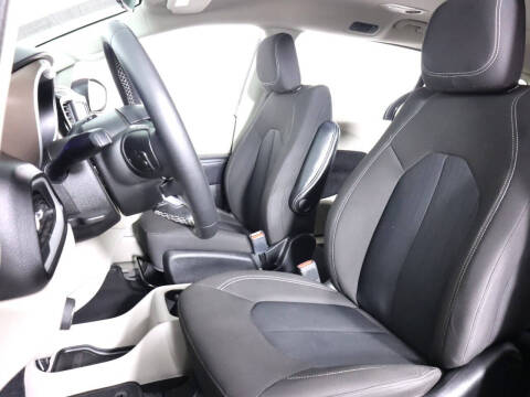 2022 Chrysler Voyager LX