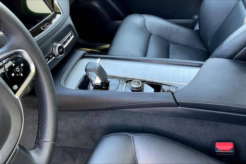 2024 Volvo XC90 B5 Core Bright Theme