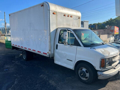 2002 Chevrolet Express Cutaway for sale at Global Auto Sales and Service in Nashville TN