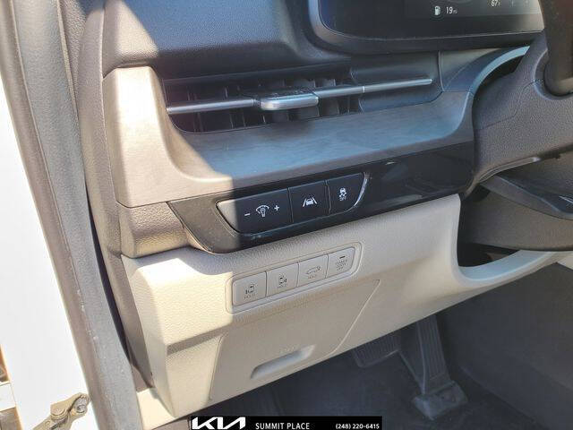2023 Kia Carnival SX