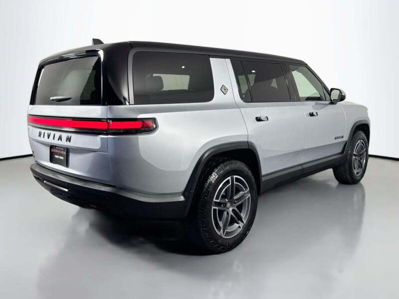 2025 Rivian R1S