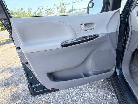 2012 Toyota Sienna LE 8-Passenger