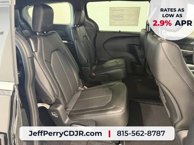 2027 Chrysler Pacifica Select