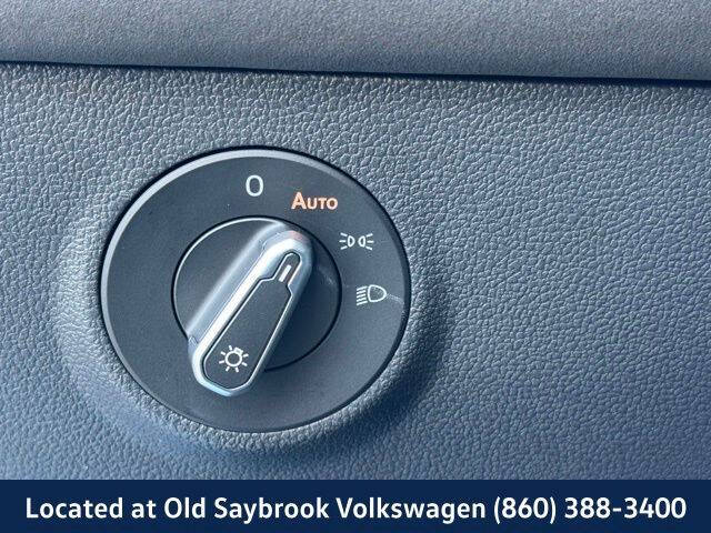 2025 Volkswagen Taos SE Black