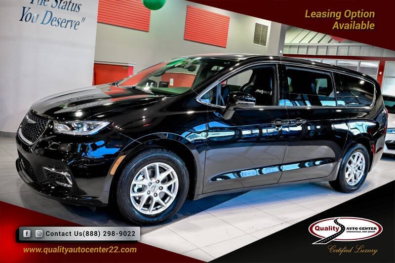 2025 Chrysler Pacifica Select's photo