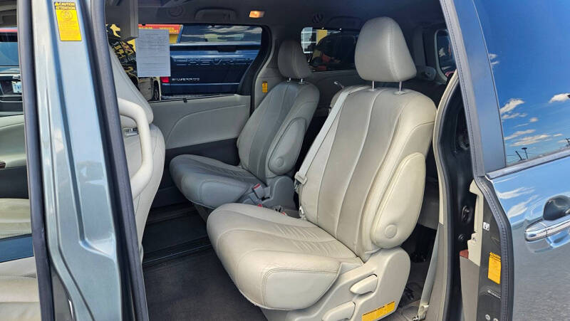 2014 Toyota Sienna XLE 7-Passenger Auto Access Seat