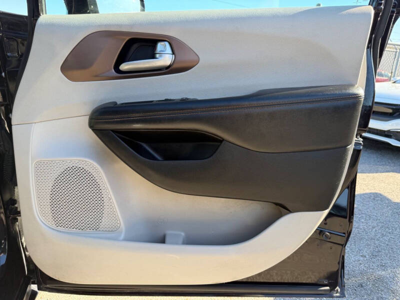 2017 Chrysler Pacifica Touring-L