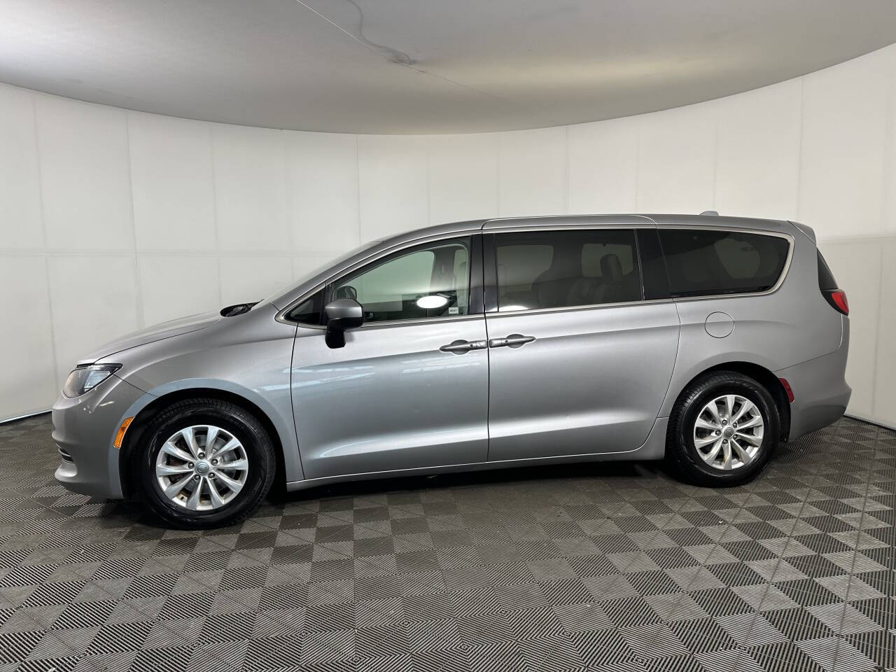 - 2017 Chrysler Pacifica Touring Touring 4dr Mini-Van 2