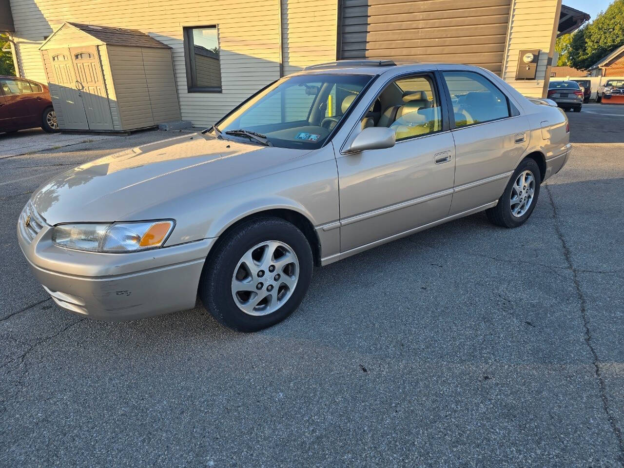 1998 Toyota Camry for sale at QUEENSGATE AUTO SALES in York, PA