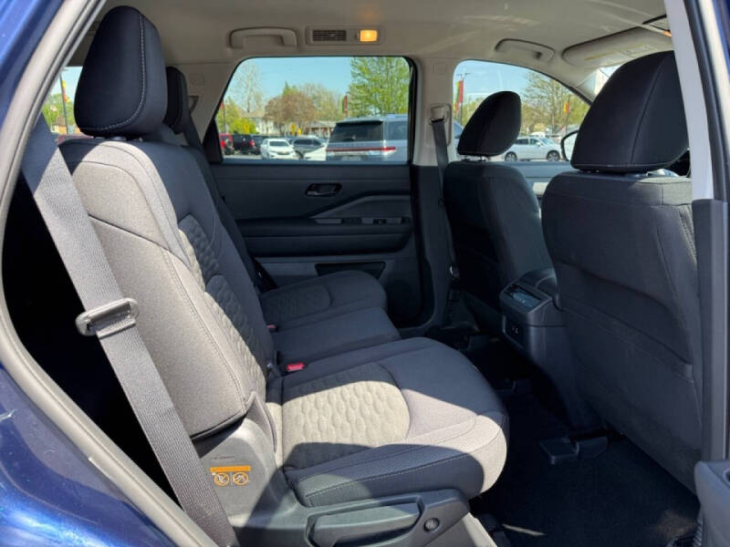 2025 Nissan Pathfinder SV