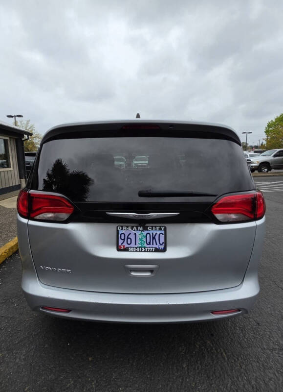 2022 Chrysler Voyager LX