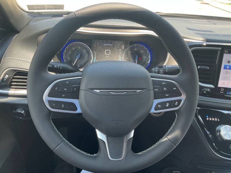 2027 Chrysler Pacifica Select