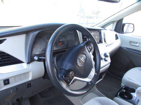 2017 Toyota Sienna LE 8-Passenger