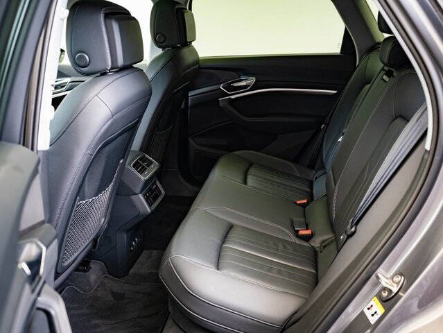 2022 Audi e-tron quattro Premium