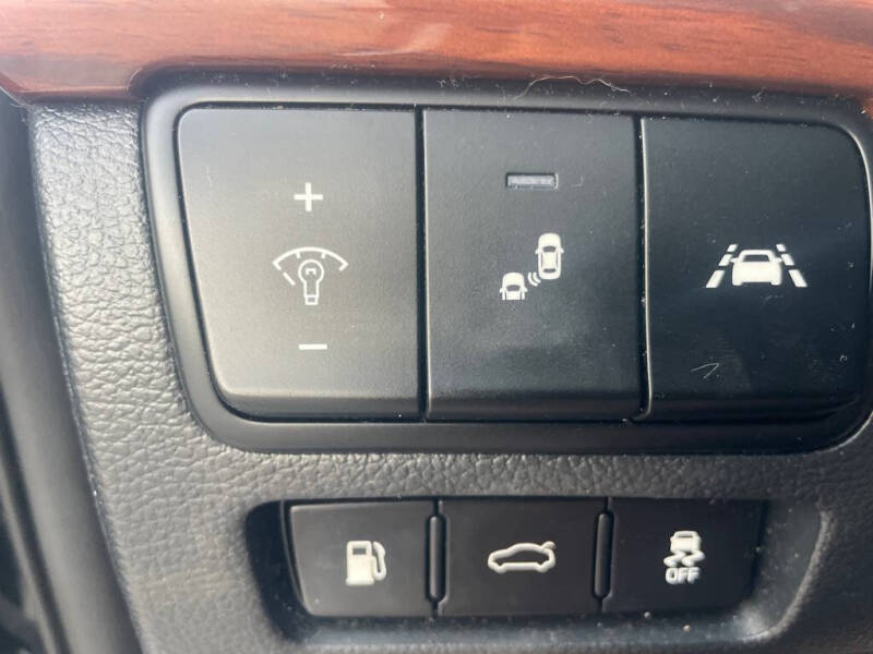 2017 Kia Cadenza Technology