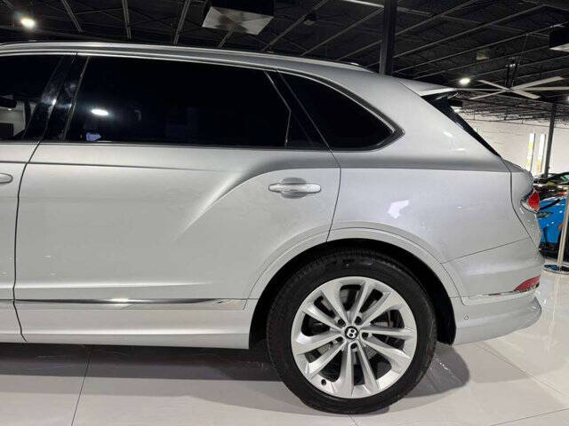 2023 Bentley Bentayga EWB V8