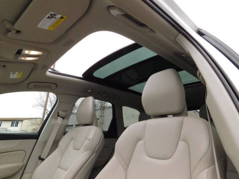 2024 Volvo XC60 B5 Core Dark Theme