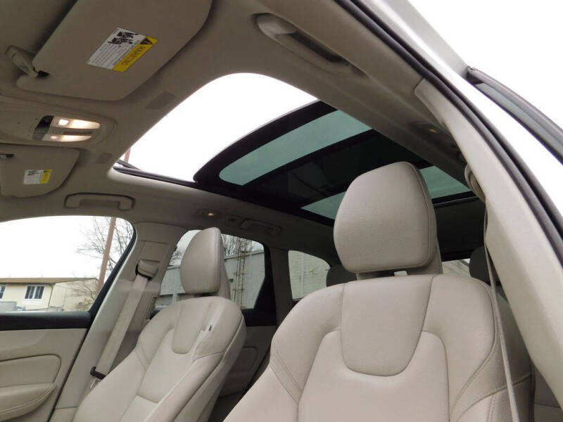 2024 Volvo XC60 B5 Core Dark Theme