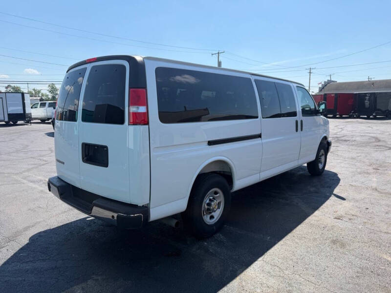 2025 Chevrolet Express Passenger LT - Photo 5