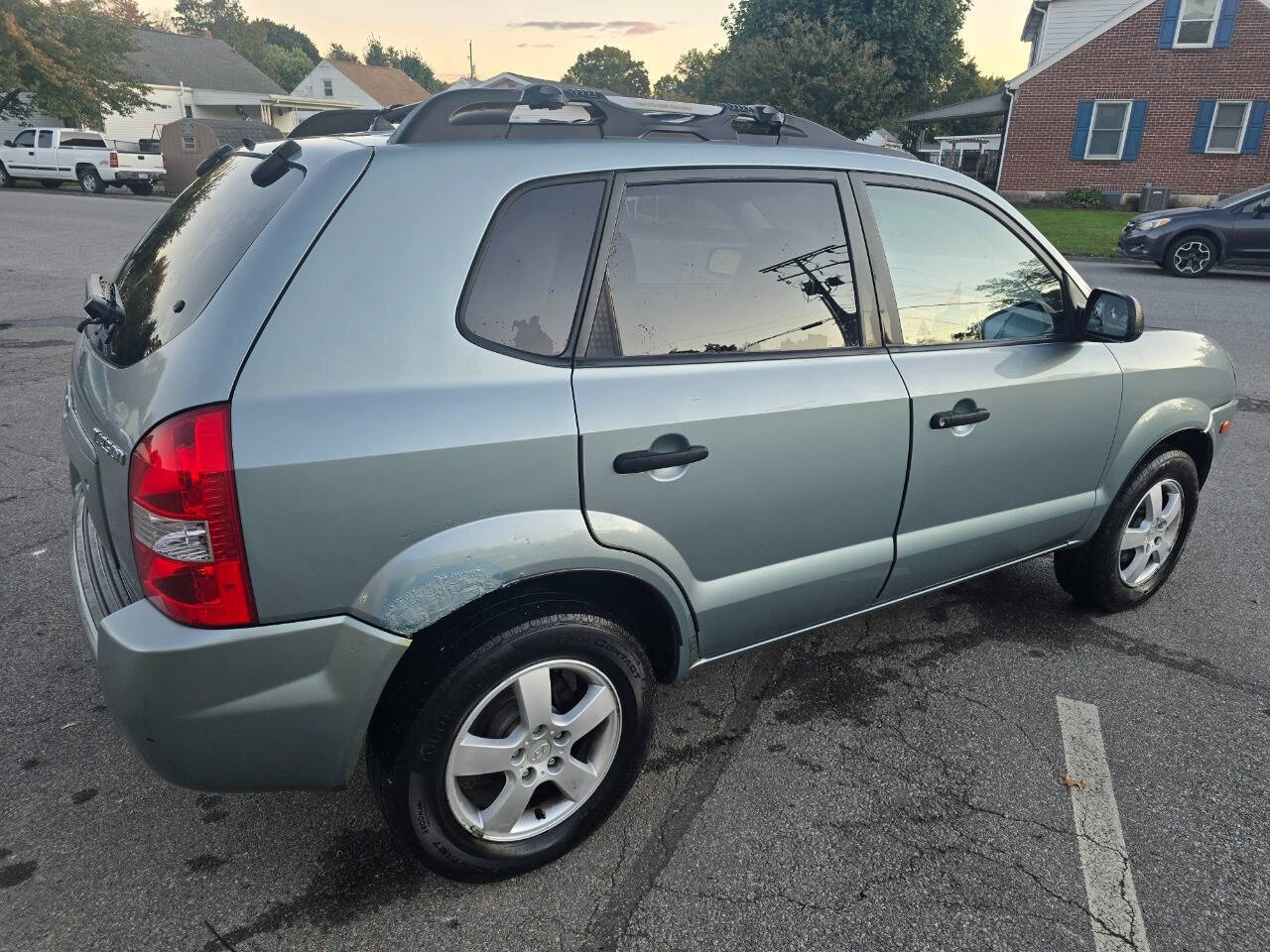 2005 Hyundai TUCSON for sale at QUEENSGATE AUTO SALES in York, PA