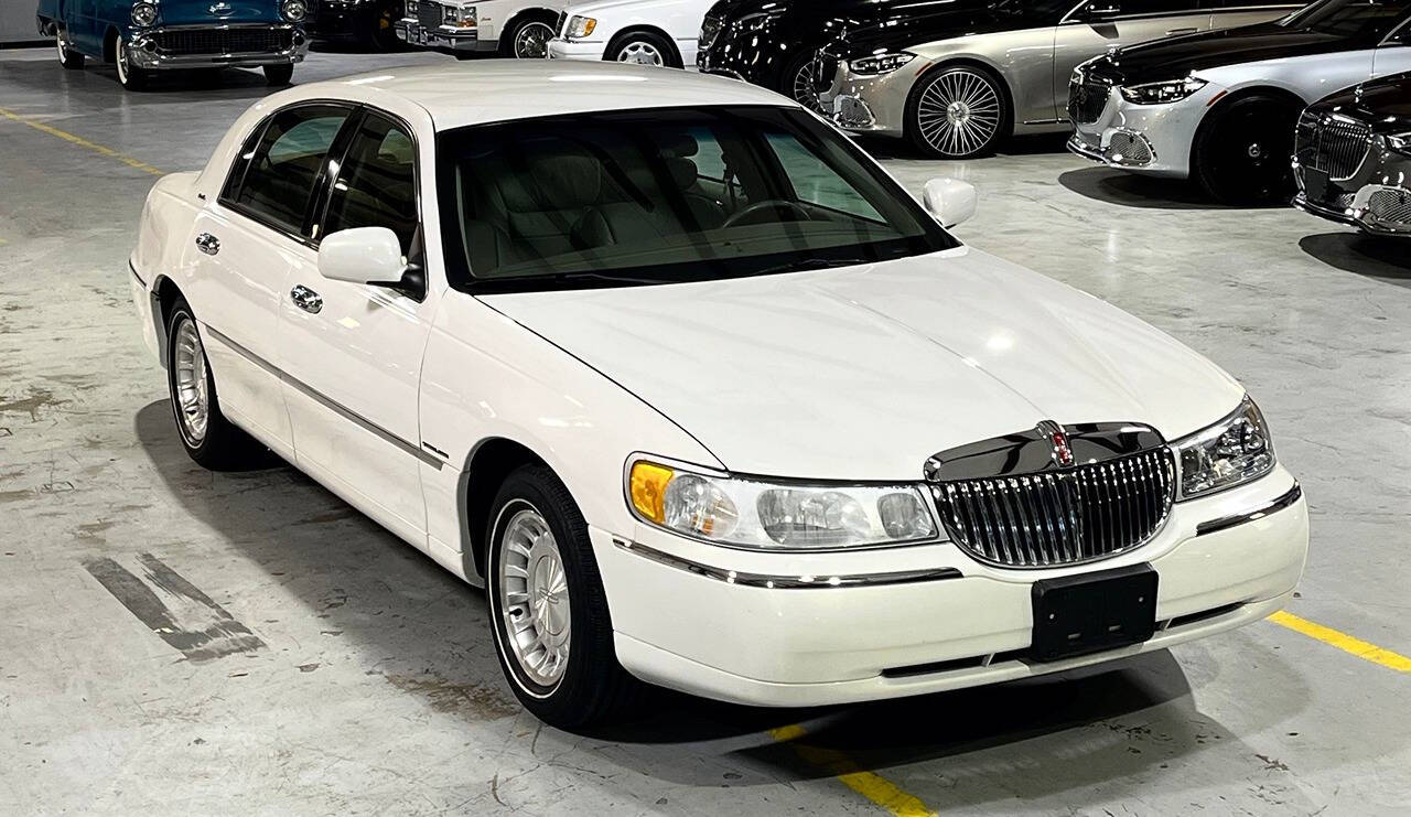 2002 Lincoln Town Car for sale at Carnival Car Company in Victoria, TX