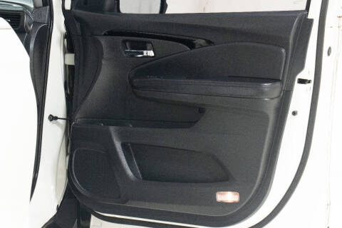 2019 Honda Pilot Touring w/Rear Captain's Chairs