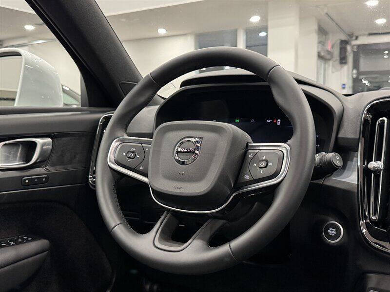 2025 Volvo XC40 B5 Core Bright Theme