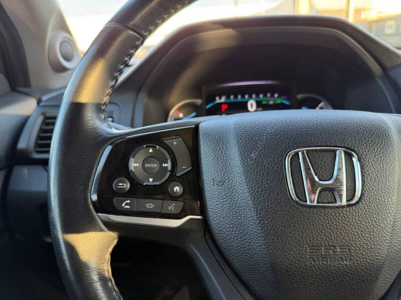 2022 Honda Pilot Touring w/Rear Captain's Chairs