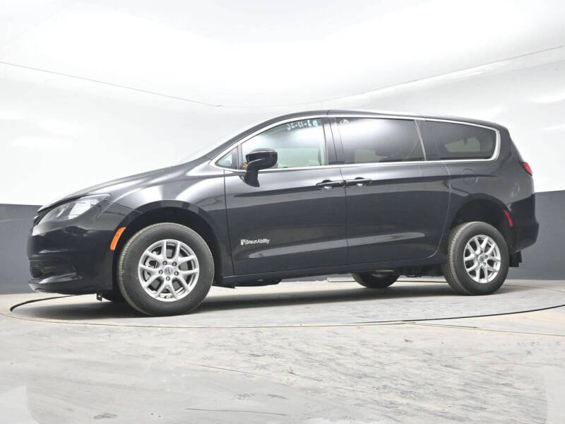 2023 Chrysler Voyager LX