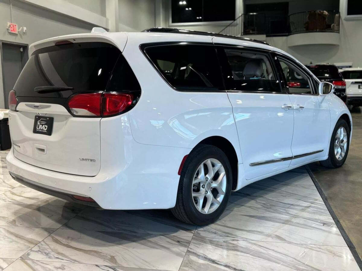 2020 Chrysler Pacifica for sale at IMD MOTORS, INC in Dallas, TX