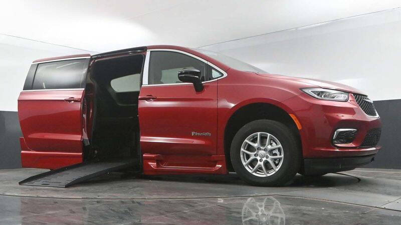 2025 Chrysler Pacifica Select - Photo 9