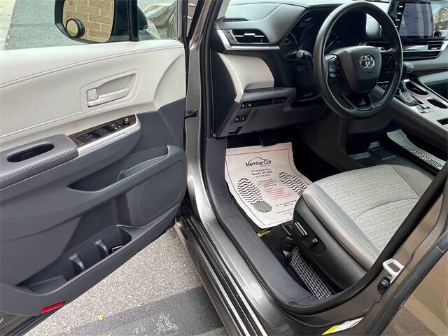 2022 Toyota Sienna LE 8-Passenger