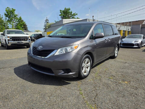 2013 Toyota Sienna LE 8-Passenger