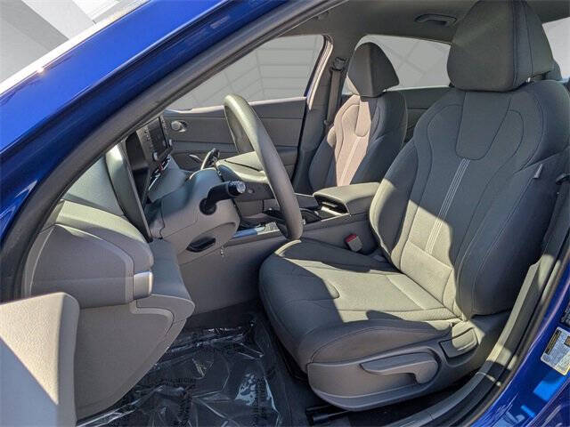 2025 Hyundai Elantra SE