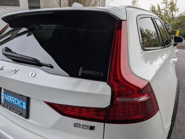 2025 Volvo V60 Cross Country B5 Plus