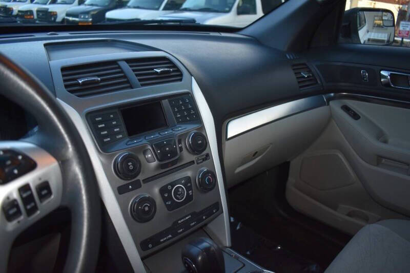 2014 Ford Explorer Base photo 20