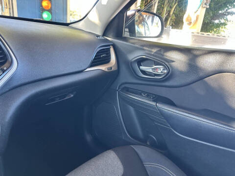 2015 Jeep Cherokee Sport