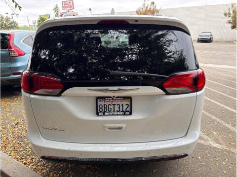 2017 Chrysler Pacifica Touring-L Plus