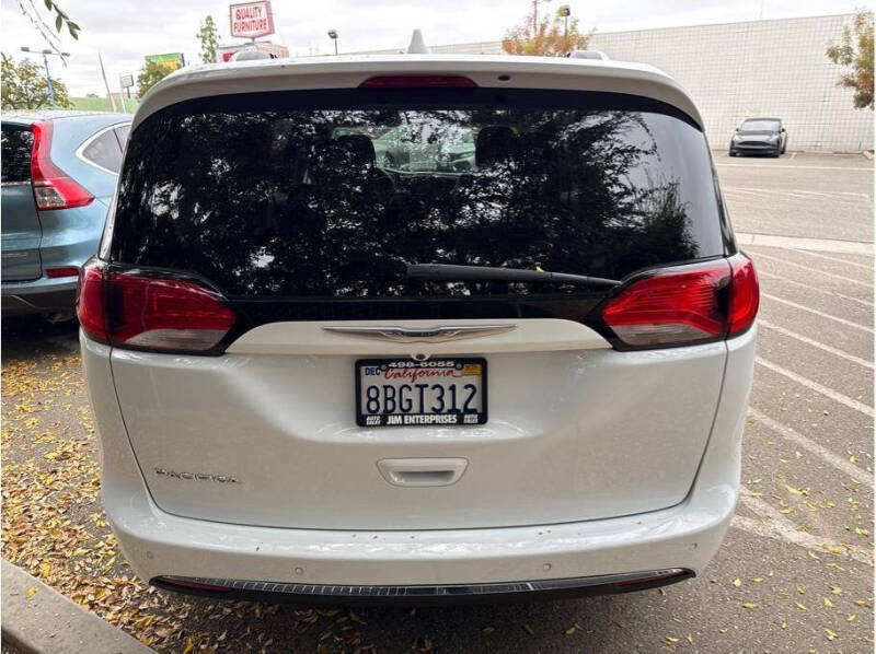 2017 Chrysler Pacifica Touring-L Plus