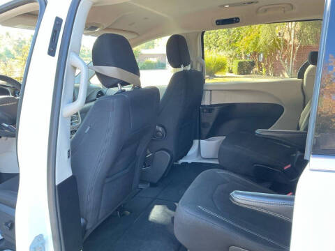 2022 Chrysler Voyager LX