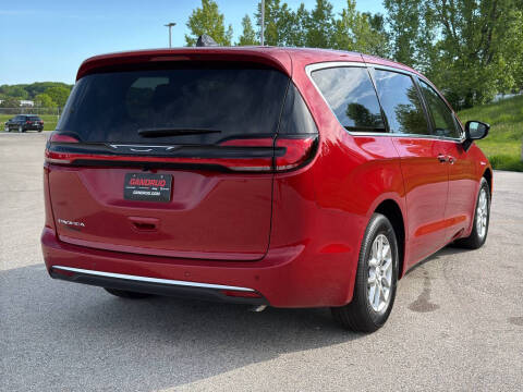 2027 Chrysler Pacifica Select