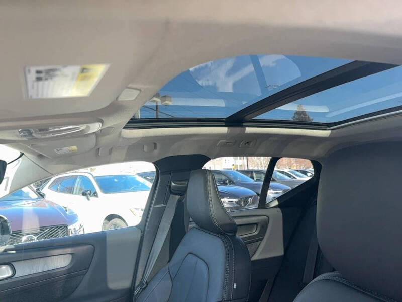 2025 Volvo XC40 B5 Core Bright Theme