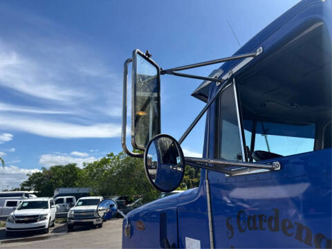 2004 Peterbilt 330