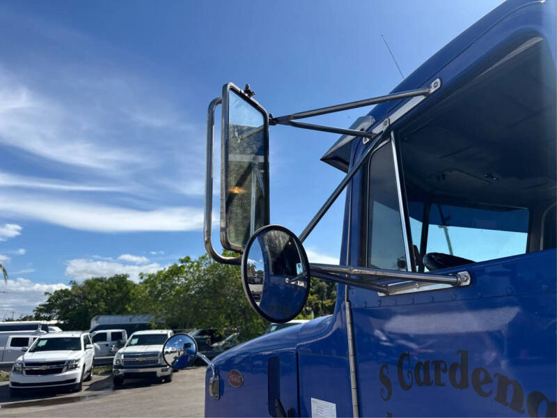 2004 Peterbilt 330