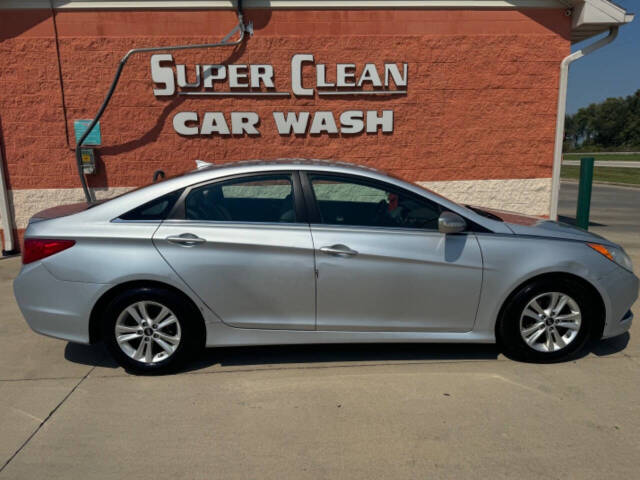 2014 Hyundai SONATA for sale at Illinois Auto Wholesalers in Tolono, IL