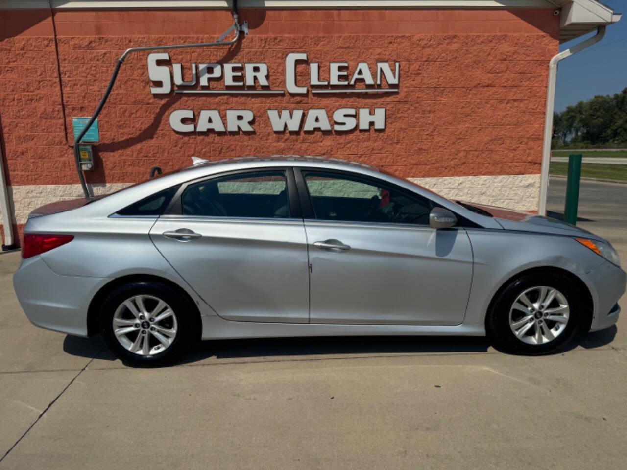 2014 Hyundai SONATA for sale at Illinois Auto Wholesalers in Tolono, IL