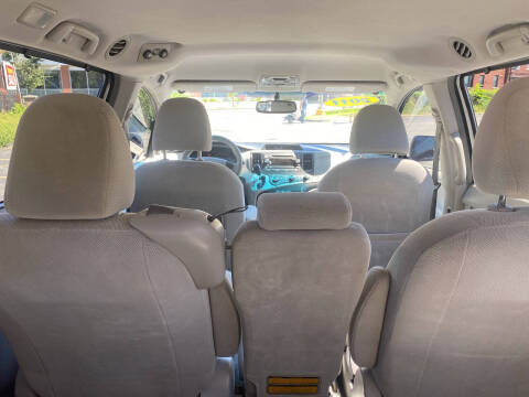 2011 Toyota Sienna LE 8-Passenger
