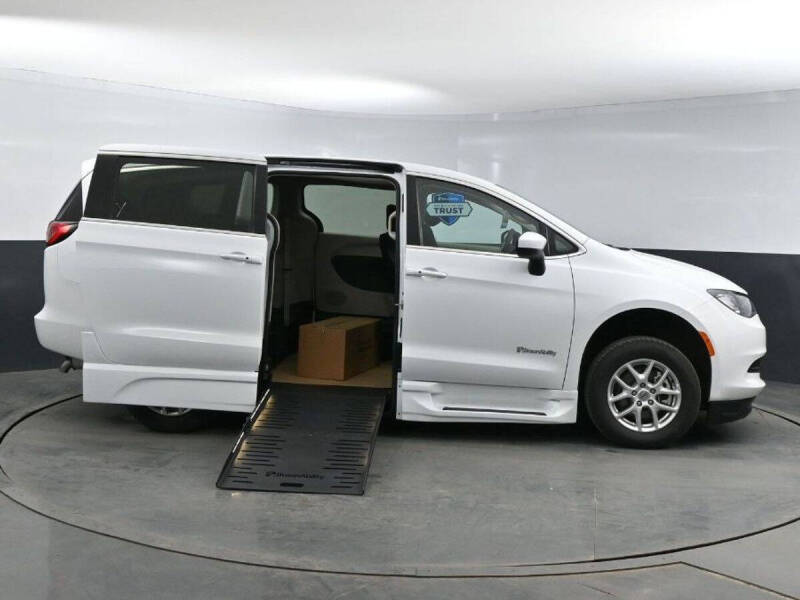 2023 Chrysler Voyager LX