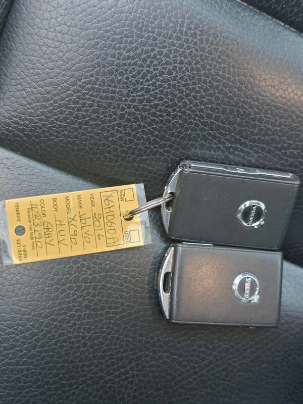 2016 Volvo XC90 T6 Momentum