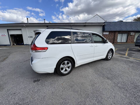 2011 Toyota Sienna LE 8-Passenger
